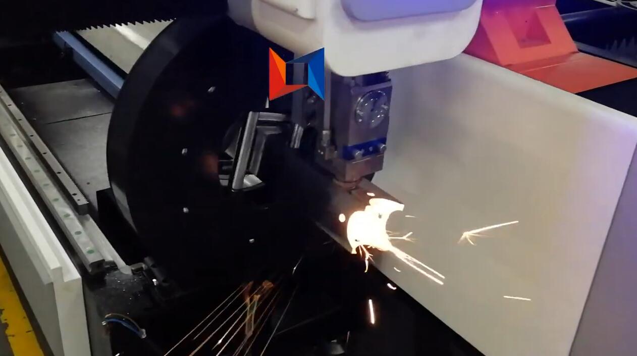 領(lǐng)秀激光LXF1530光纖激光切割機切割直徑70MM方形鋼管