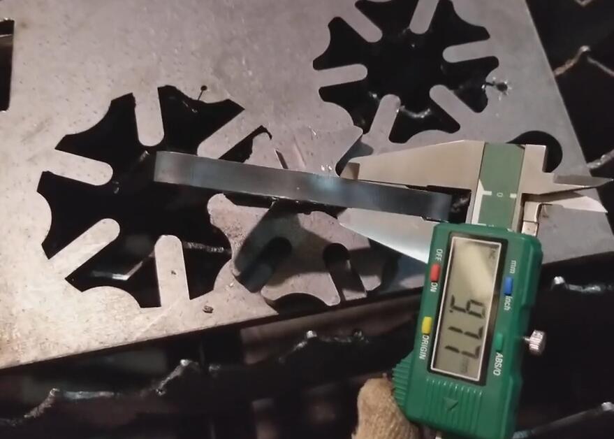 領(lǐng)秀激光LXF1530光纖激光切割機切割碳鋼10mm