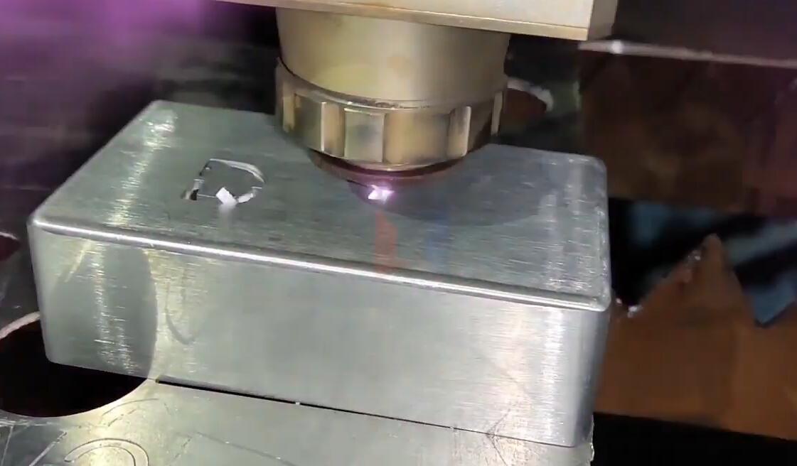 領(lǐng)秀激光大功率光纖激光切割機2000瓦切割3mm鋁板